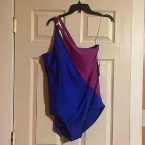 Off the shoulder two color one piece swimsuit